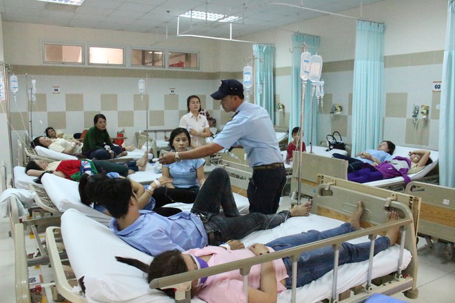 Ăn b&aacute;nh m&igrave; với g&agrave; nấu c&agrave; ri, h&agrave;ng trăm c&ocirc;ng nh&acirc;n nhập viện cấp cứu ng&agrave;y gi&aacute;p Tết - Ảnh 1.
