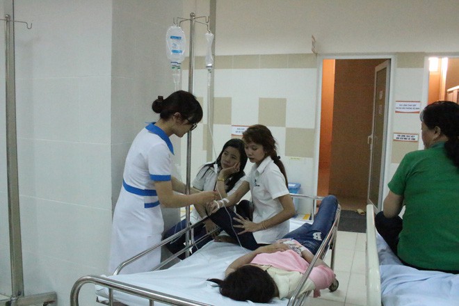 Ăn b&aacute;nh m&igrave; với g&agrave; nấu c&agrave; ri, h&agrave;ng trăm c&ocirc;ng nh&acirc;n nhập viện cấp cứu ng&agrave;y gi&aacute;p Tết - Ảnh 2.