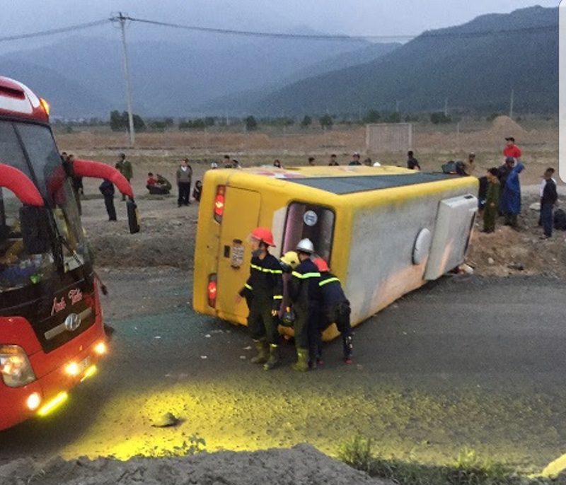 Đà Nẵng: Lật xe khách lúc rạng sáng, 2 người chết, 11 người bị thương - Ảnh 1. Đà Nẵng: Lật xe khách lúc rạng sáng, 2 người chết, 11 người bị thương - Ảnh 1.