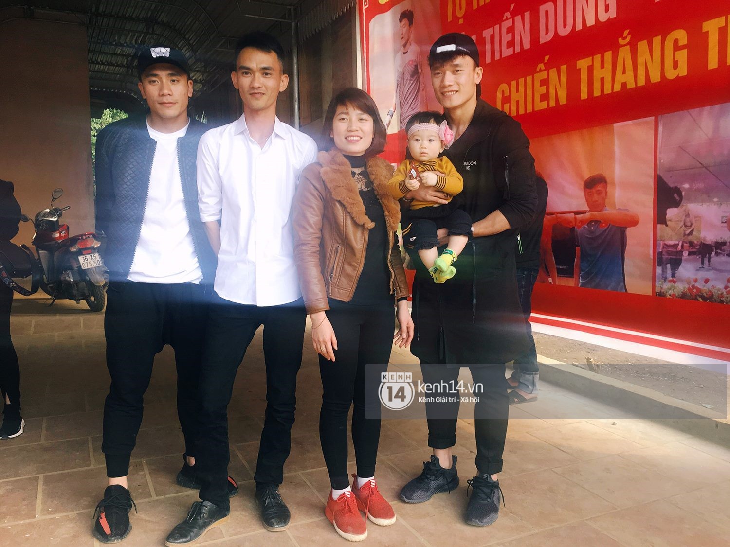 Vừa về đến nhà, hai anh em Tiến Dũng - Tiến Dụng đã đi tặng quà từ thiện cho gia đình khó khăn trong làng - Ảnh 1.