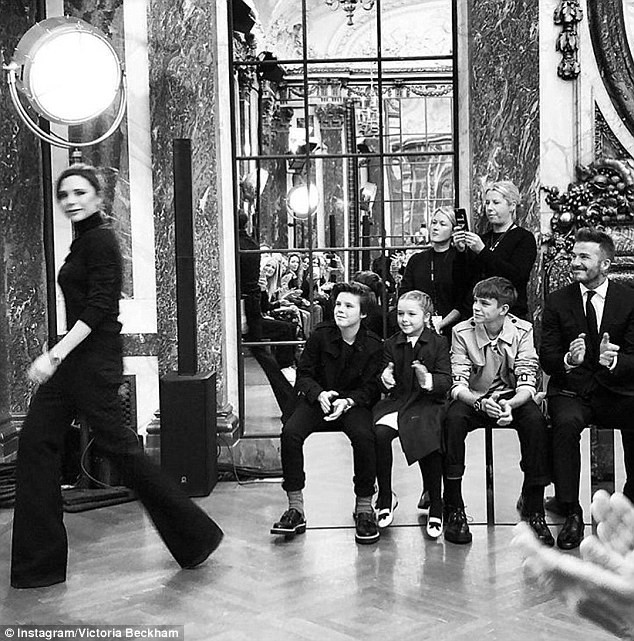 M&aacute; hồng răng s&uacute;n, kh&ocirc;ng chỉ xinh m&agrave; Harper Beckham tr&ocirc;ng c&ograve;n cực dễ thương v&agrave; ngọt ng&agrave;o - Ảnh 3.