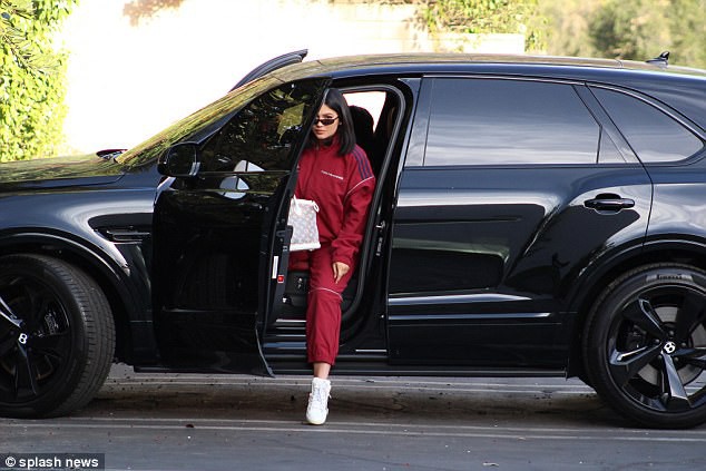 Kylie Jenner khoe xe hơi sang chảnh, chính thức tái xuất showbiz sau nhiều tháng ở ẩn - Ảnh 6.