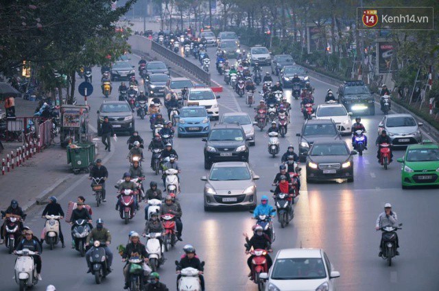 Chiều 28 Tết, một số con phố mua sắm tại Hà Nội vẫn ùn tắc kéo dài vì người dân đổ xô mua hàng giảm giá - Ảnh 9.