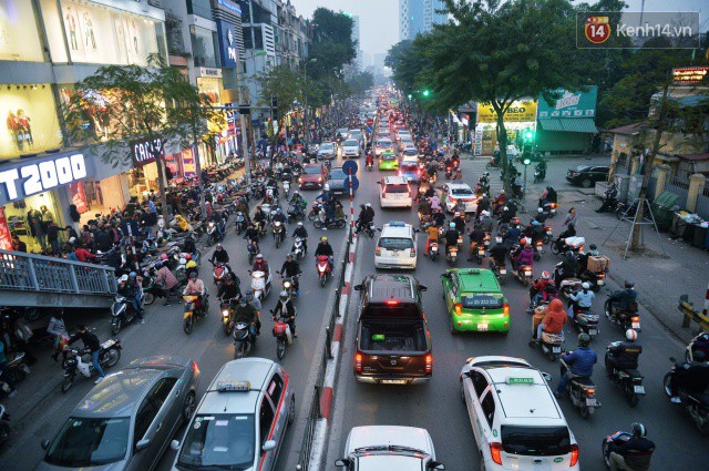 Chiều 28 Tết, một số con phố mua sắm tại Hà Nội vẫn ùn tắc kéo dài vì người dân đổ xô mua hàng giảm giá - Ảnh 3.