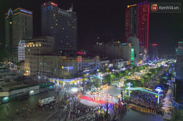 Chùm ảnh: Hàng nghìn người chen chúc trong đêm khai mạc đường hoa Nguyễn Huệ - Ảnh 4.