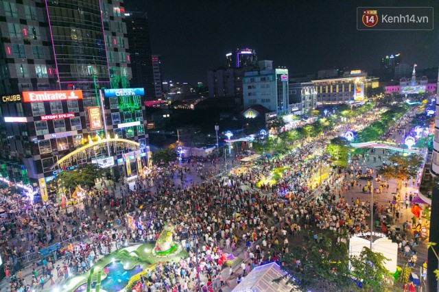 Chùm ảnh: Hàng nghìn người chen chúc trong đêm khai mạc đường hoa Nguyễn Huệ - Ảnh 11.