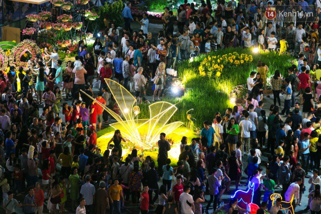 Chùm ảnh: Hàng nghìn người chen chúc trong đêm khai mạc đường hoa Nguyễn Huệ - Ảnh 14.