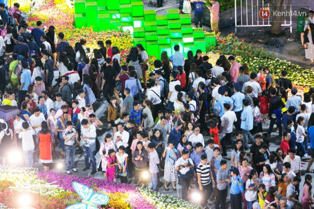 Chùm ảnh: Hàng nghìn người chen chúc trong đêm khai mạc đường hoa Nguyễn Huệ - Ảnh 15.