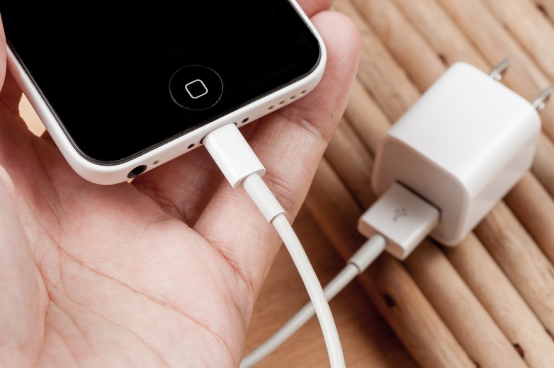 4 điều cần ghi nhớ nếu không muốn iPhone bất chợt phát nổ gây nguy hiểm chết người - Ảnh 2. 4 điều cần ghi nhớ nếu không muốn iPhone bất chợt phát nổ gây nguy hiểm chết người - Ảnh 2.