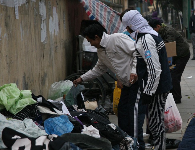 Nhiều người nghèo vui mừng khi kiếm được bộ quần áo miễn phí để diện Tết trên phố Hà Nội - Ảnh 11.