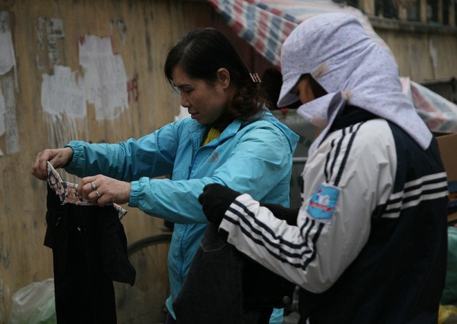 Nhiều người nghèo vui mừng khi kiếm được bộ quần áo miễn phí để diện Tết trên phố Hà Nội - Ảnh 12.