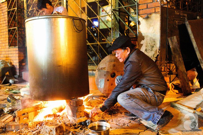 Chuẩn bị cho ngày Tết, người thành phố rủ nhau nấu bánh chưng ngay ngoài vỉa hè - Ảnh 4.