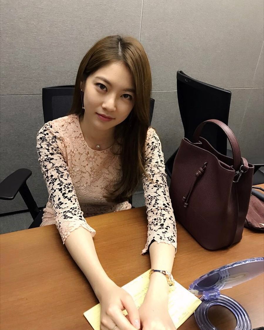 Nhờ các sao nữ lăng xê, 5 mẫu túi này bỗng trở thành item hot hit ở Hàn Quốc - Ảnh 7. Nhờ các sao nữ lăng xê, 5 mẫu túi này bỗng trở thành item hot hit ở Hàn Quốc - Ảnh 7.