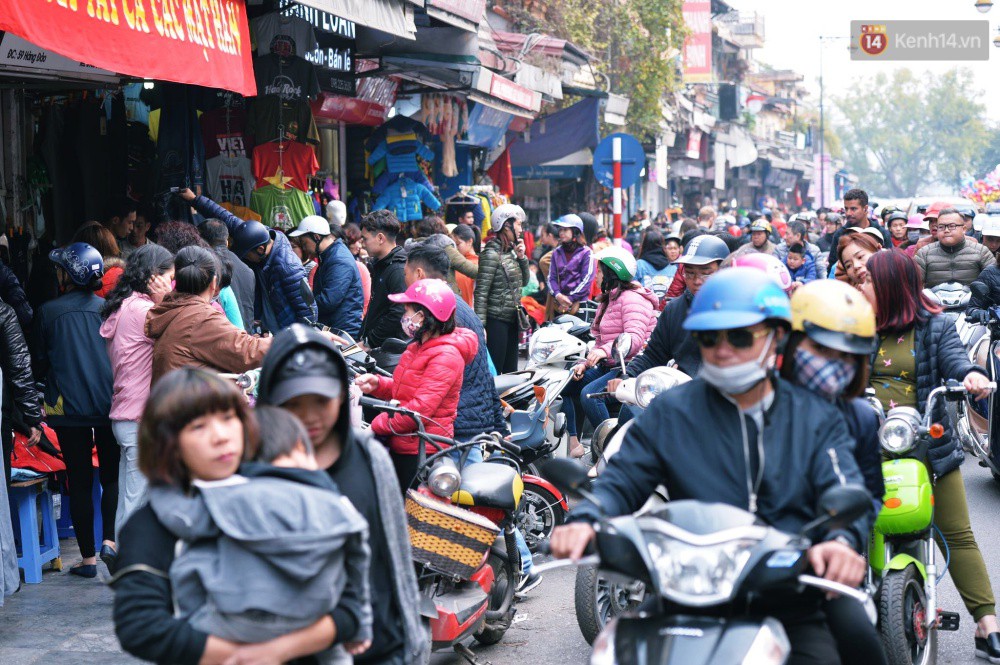 Chiều 29 Tết, phố cổ Hà Nội vẫn ken đặc người tấp nập đổ về mua sắm - Ảnh 13.