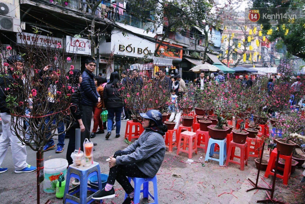 Chiều 29 Tết, phố cổ Hà Nội vẫn ken đặc người tấp nập đổ về mua sắm - Ảnh 7.