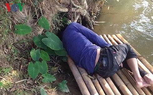 Ph&aacute;t hiện người đ&agrave;n &ocirc;ng bất tỉnh tr&ecirc;n chiếc b&egrave; nứa chiều 29 Tết - Ảnh 1.