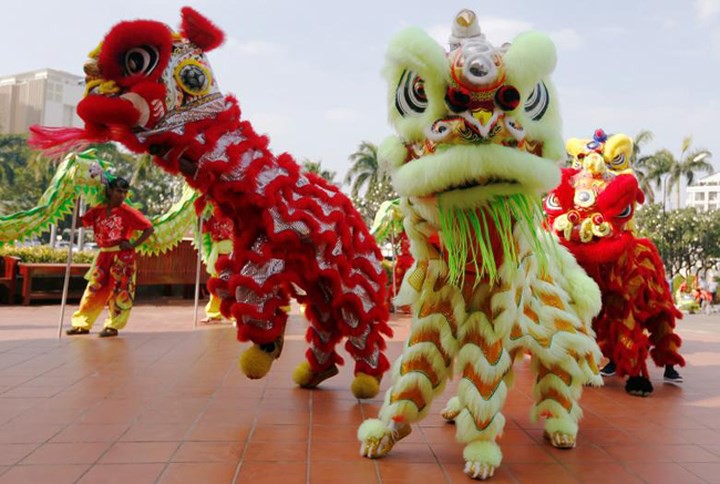 Châu Á ngập tràn sắc đỏ cùng linh vật chú chó chào Tết Nguyên Đán - Ảnh 2. Châu Á ngập tràn sắc đỏ cùng linh vật chú chó chào Tết Nguyên Đán - Ảnh 2.