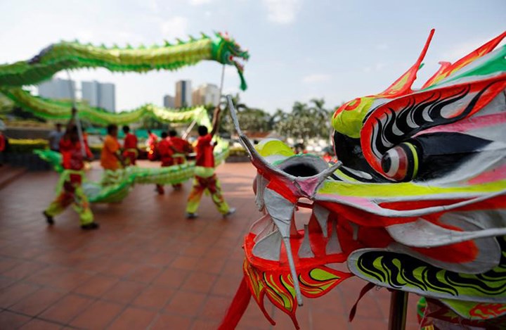 Châu Á ngập tràn sắc đỏ cùng linh vật chú chó chào Tết Nguyên Đán - Ảnh 9. Châu Á ngập tràn sắc đỏ cùng linh vật chú chó chào Tết Nguyên Đán - Ảnh 9.