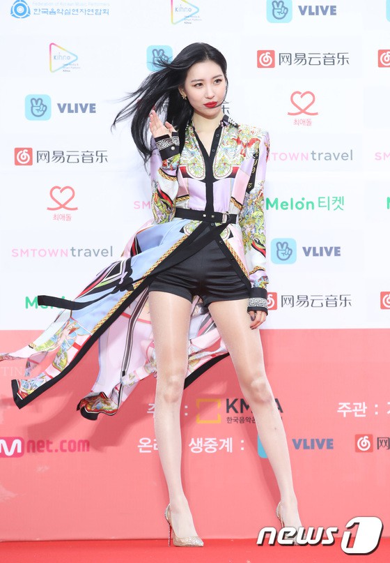 Thảm đỏ Gaon 2018: Sunmi gặp sự cố tại vùng nhạy cảm, Tzuyu và IU lột xác bất ngờ giữa dàn mỹ nhân đẹp lung linh - Ảnh 14.