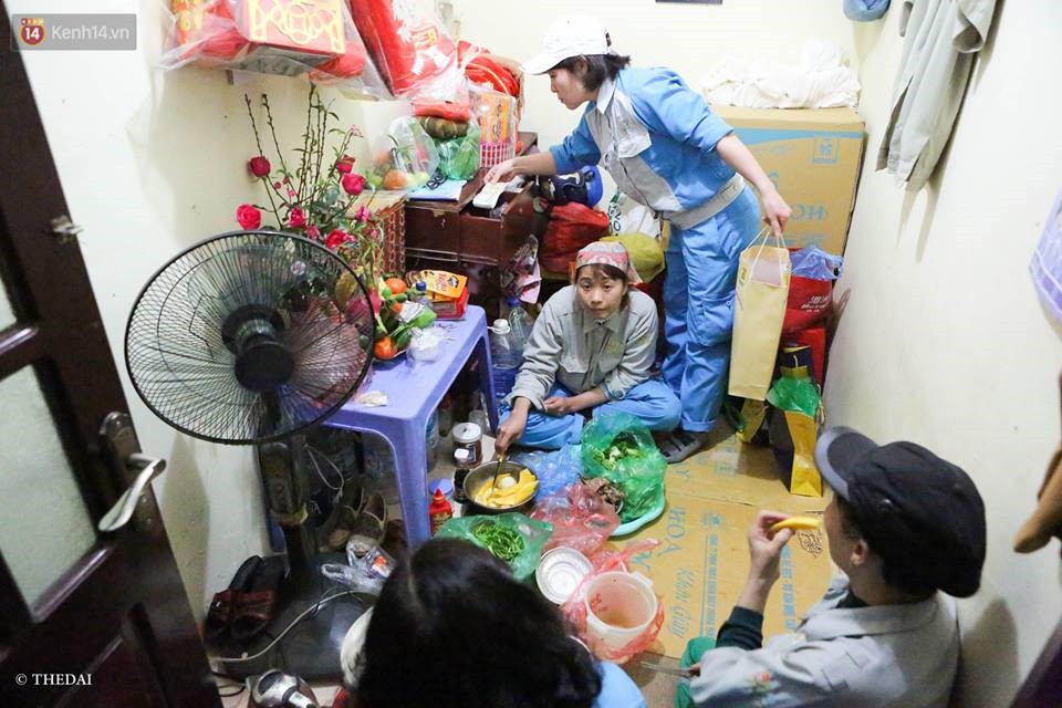Bữa ăn tất niên vội vàng của công nhân môi trường 25 năm đón Giao thừa ở hồ Gươm - Ảnh 2.