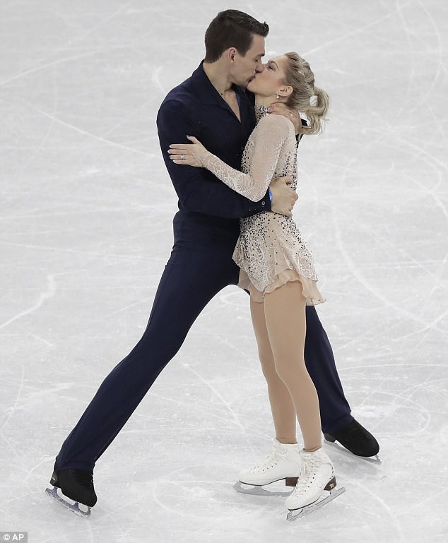 2 VĐV Olympic mùa đông trao nụ hôn nồng cháy đúng ngày Valentine - Ảnh 1.
