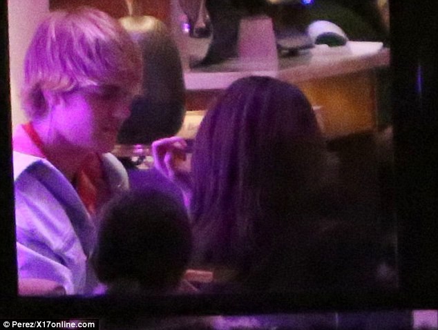 Không thể nào tình hơn: Justin Bieber môi kề môi hôn Selena đắm đuối trong đêm Valentine - Ảnh 4.