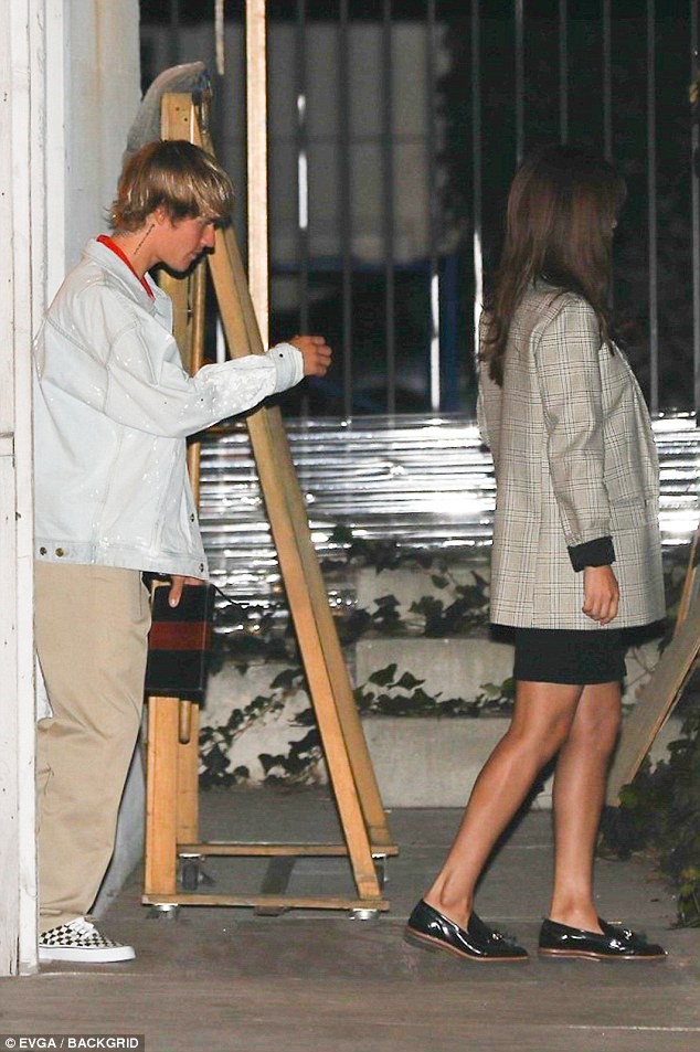 Không thể nào tình hơn: Justin Bieber môi kề môi hôn Selena đắm đuối trong đêm Valentine - Ảnh 6.