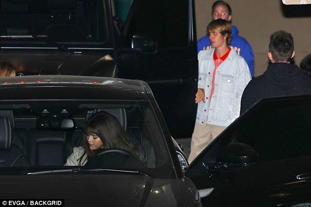 Không thể nào tình hơn: Justin Bieber môi kề môi hôn Selena đắm đuối trong đêm Valentine - Ảnh 8.