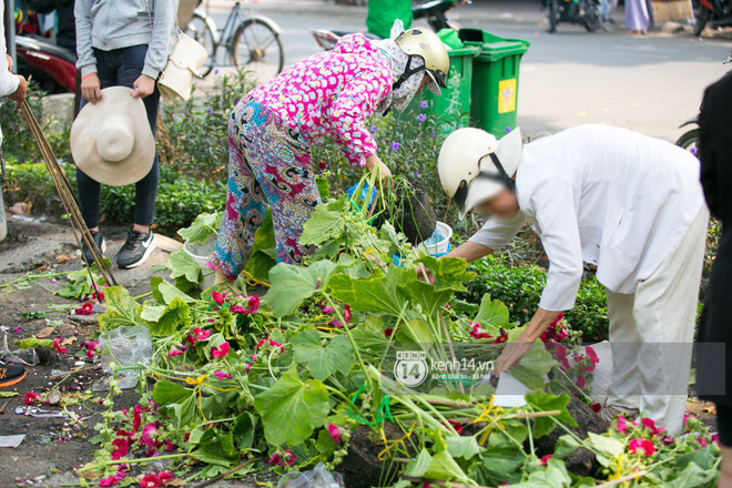 Sau khi tiểu thương tự tay đập chậu trưa 30 Tết, hàng chục người dân lao vào hôi hoa - Ảnh 6.