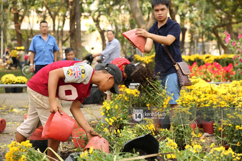 Clip: Không bán hết hàng trưa 30 Tết, nhiều tiểu thương tự tay đập nát chậu hoa, vứt vào thùng rác - Ảnh 6. Tuy nhiên, sau đó một số tiểu thương đã đập bỏ nhiều chậu hoa trước khi trả lại mặt bằng cho công viên.