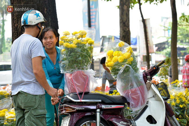 Bị đòi lại mặt bằng, tiểu thương trong công viên Hoàng Văn Thụ giảm giá hoa từ 1 triệu xuống 200 nghìn, tiếp tục ra vỉa hè bán đến giao thừa - Ảnh 7.