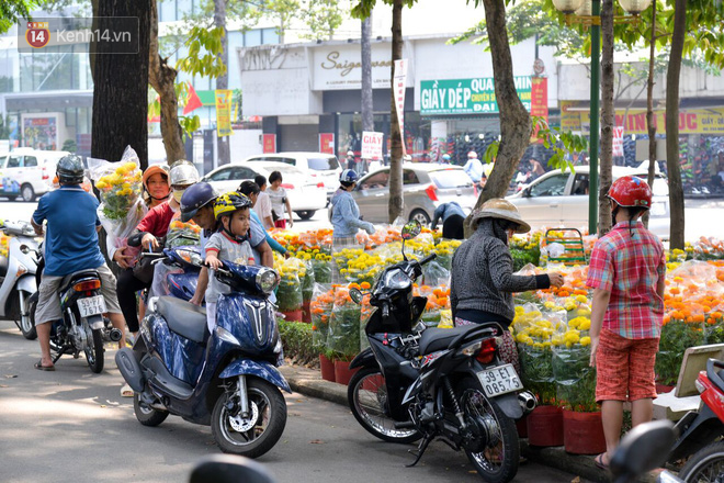 Bị đòi lại mặt bằng, tiểu thương trong công viên Hoàng Văn Thụ giảm giá hoa từ 1 triệu xuống 200 nghìn, tiếp tục ra vỉa hè bán đến giao thừa - Ảnh 9.