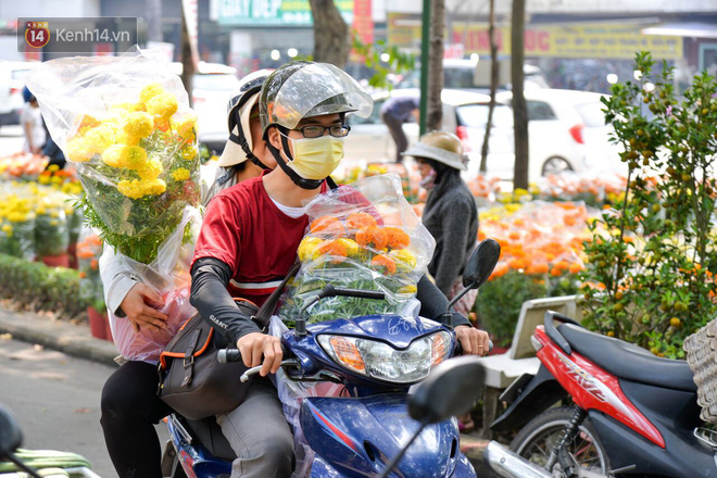 Bị đòi lại mặt bằng, tiểu thương trong công viên Hoàng Văn Thụ giảm giá hoa từ 1 triệu xuống 200 nghìn, tiếp tục ra vỉa hè bán đến giao thừa - Ảnh 10.