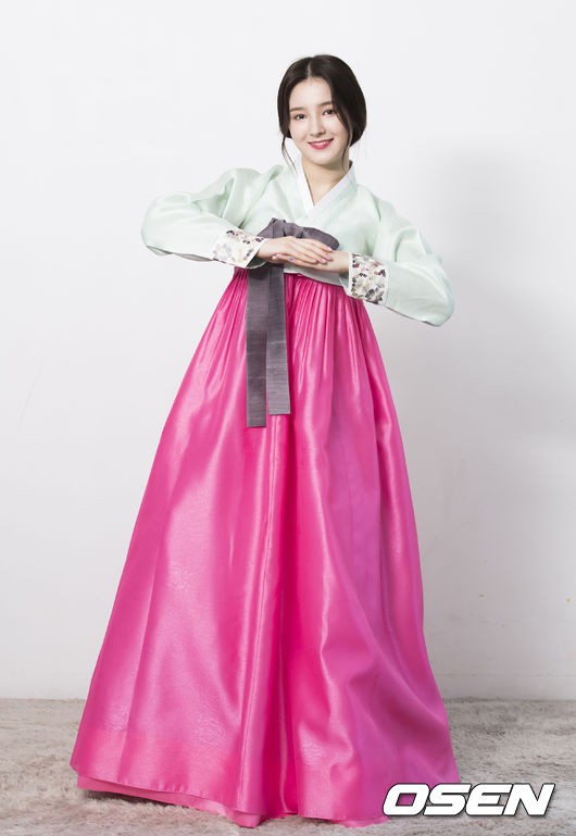 Sao Hàn đón Tết: Idol thi nhau diện hanbok lung linh, Park Shin Hye cùng dàn sao gửi lời chúc trên phim trường - Ảnh 39.