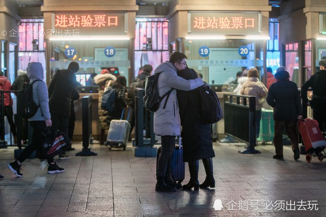 Chùm ảnh: Xúc động những cái ôm bịn rịn nơi sân ga của các cặp đôi phải tạm chia tay về quê ăn Tết - Ảnh 2.