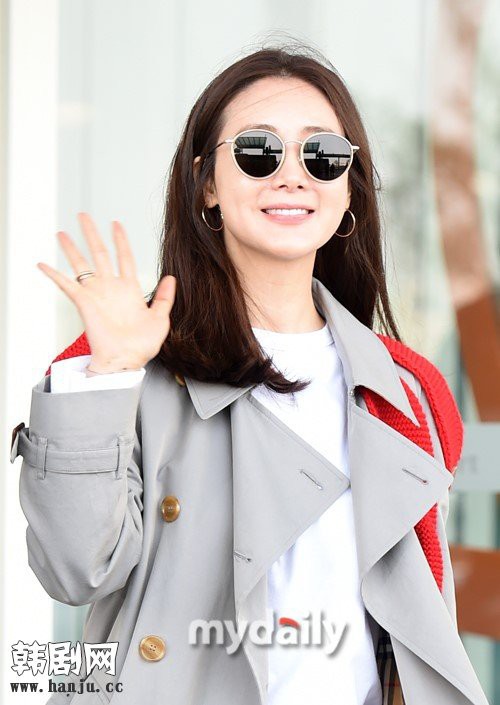 Choi Ji Woo trẻ trung diện đồ như gái đôi mươi sang London tham dự Tuần lễ thời trang - Ảnh 4.