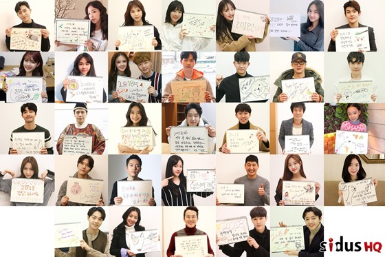 Sao Hàn đón Tết: Idol thi nhau diện hanbok lung linh, Park Shin Hye cùng dàn sao gửi lời chúc trên phim trường - Ảnh 4.
