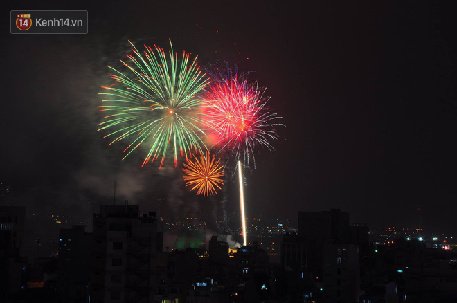 Người Sài Gòn - Hà Nội mãn nhãn với những loạt pháo hoa đầy màu sắc trong thời khắc chuyển giao năm mới 2018 - Ảnh 3.
