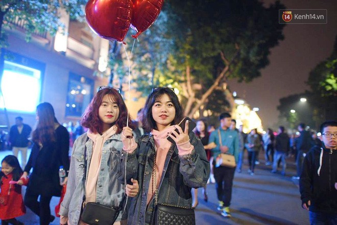 Không khí náo nhiệt của giới trẻ Sài Gòn khi xuống phố chờ đón giao thừa - Ảnh 10.