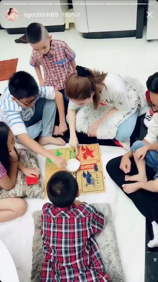 Sao Việt xúng xính váy áo đi chúc Tết, tụ tập vui chơi cùng họ hàng trong sáng mùng 1 - Ảnh 10. Sao Việt xúng xính váy áo đi chúc Tết, tụ tập vui chơi cùng họ hàng trong sáng mùng 1 - Ảnh 10.