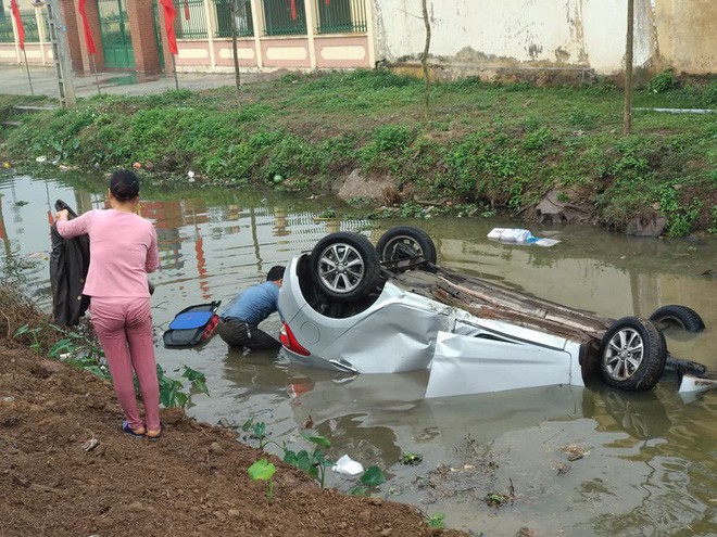 Sáng mùng 1 Tết, ô tô mất lái phơi bụng giữa mương - Ảnh 2.