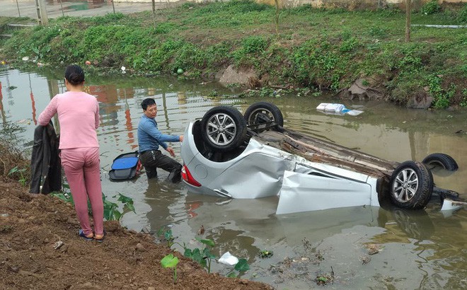Sáng mùng 1 Tết, ô tô mất lái phơi bụng giữa mương - Ảnh 1.