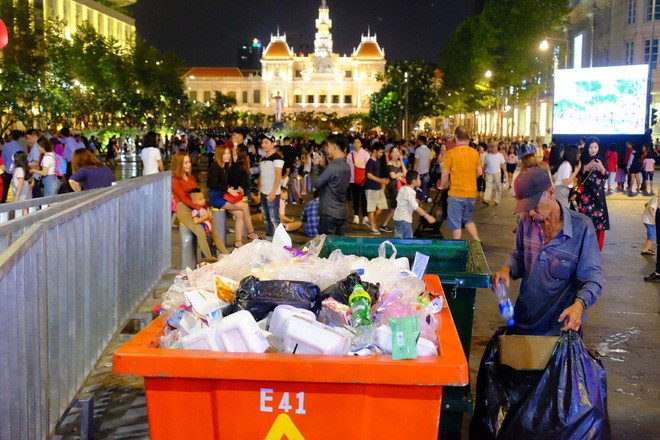  Đẩy xe lăn, người đàn ông này vẫn chen vào dòng người trên phố, bán từng tấm vé số mưu sinh đêm Giao thừa  - Ảnh 3.