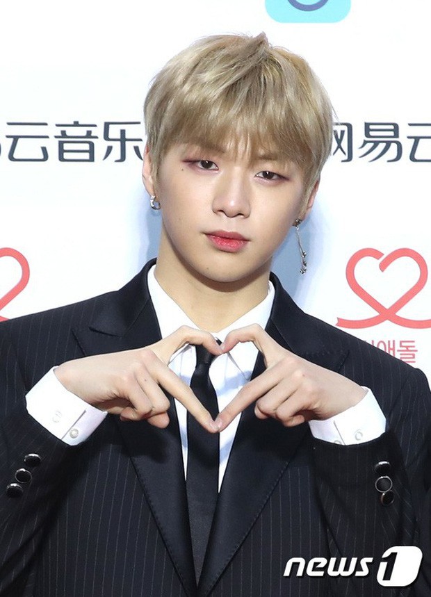 Giữa tin đồn hẹn hò, Kang Daniel im thin thít trên sân khấu dù nhận đến 4 giải cùng Wanna One - Ảnh 3.