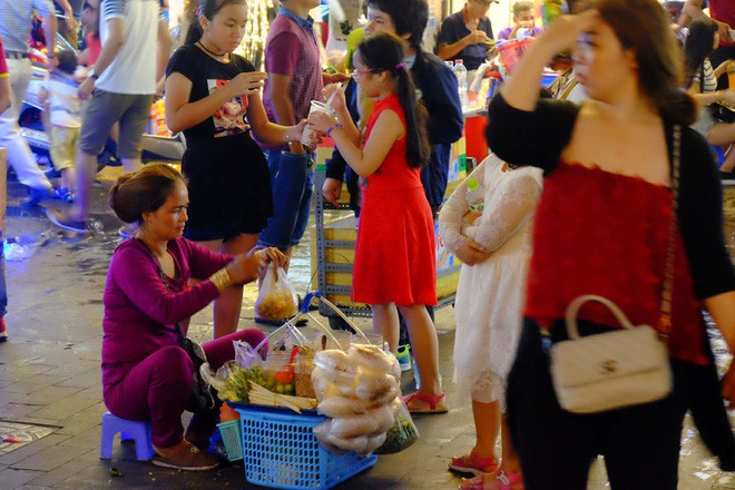 Đẩy xe lăn, người đàn ông này vẫn chen vào dòng người trên phố, bán từng tấm vé số mưu sinh đêm Giao thừa - Ảnh 6.