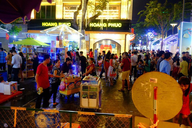 Đẩy xe lăn, người đàn ông này vẫn chen vào dòng người trên phố, bán từng tấm vé số mưu sinh đêm Giao thừa - Ảnh 7.