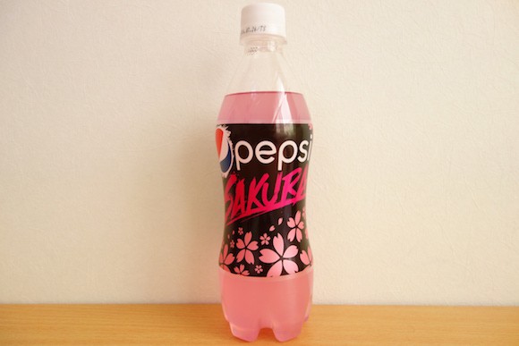 Mùa xuân đến rồi nên ở Nhật Bản món nào cũng có màu hồng dịu ngọt kể cả thức uống Pepsi - Ảnh 1.