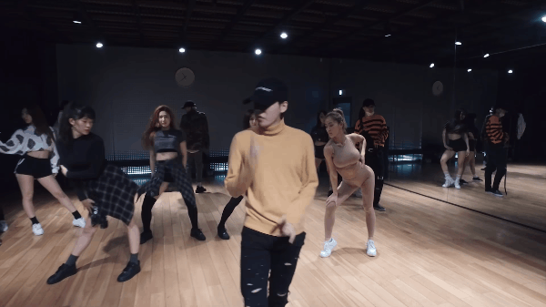 Những vũ công phụ họa trai xinh gái đẹp chỉ lên hình vài giây đã át hết cả idol trên sân khấu - Ảnh 1.