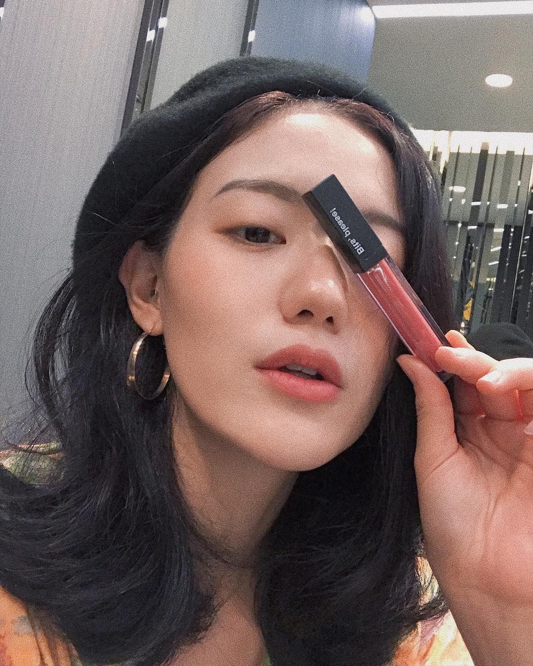 Nếu mắt bạn một mí hoặc không rõ mí, chỉ cần áp dụng 6 thủ thuật makeup đơn giản này là kết quả vẫn đẹp chẳng kém chị kém em - Ảnh 1.