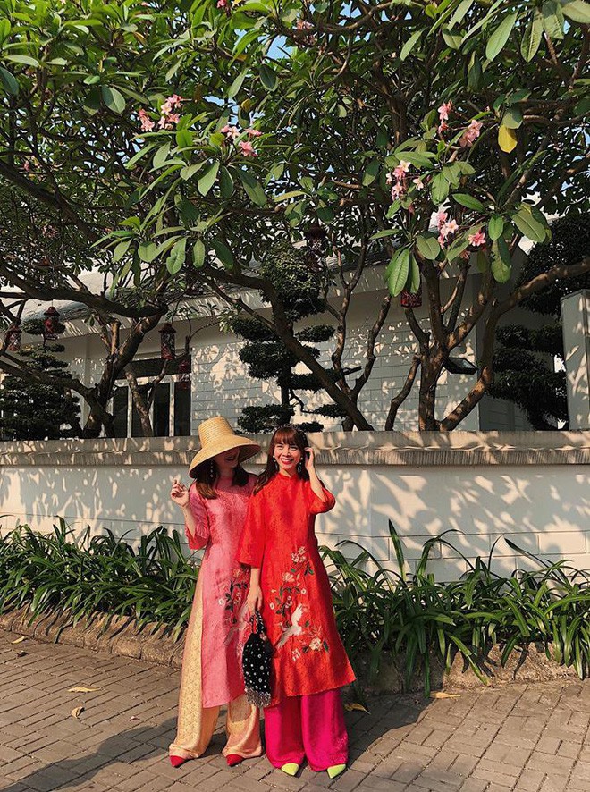 Loạt sao và hot girl Việt cùng chọn mặc áo dài xinh muốn xỉu trong ngày mùng 1 Tết - Ảnh 16.